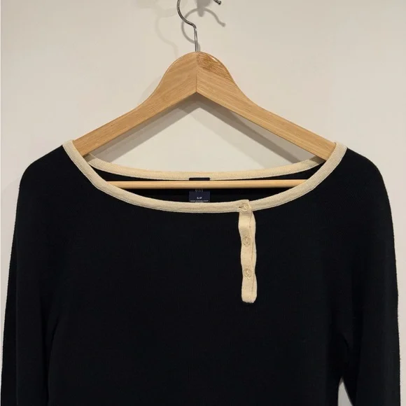 NWOTGAP Black Sweater with Cream Accents - Picture 4 of 10